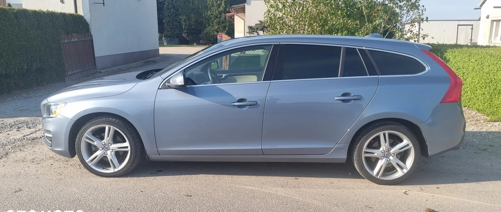 Volvo V60 cena 74900 przebieg: 65000, rok produkcji 2017 z Sieradz małe 631